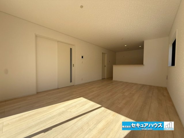 豊明市沓掛町川部 全3棟の居間・リビング|【LDK】
◆通学から帰宅し、リビングルームで会話を楽しむ子ども達。リビングから臨む景色は太陽色に染まり、解放感溢れゆったりとしたひと時を過ごすことが出来る素敵な空間です。