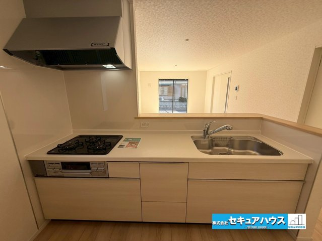 豊明市沓掛町川部 全3棟のキッチン|【キッチン】
◆同時にたくさんの料理が調理できる。「焼く・蒸す・煮る」の工程を同時進行で進めることができるので、料理を素早く作ることができます。育児でバタバタ忙しいママに嬉しい♪