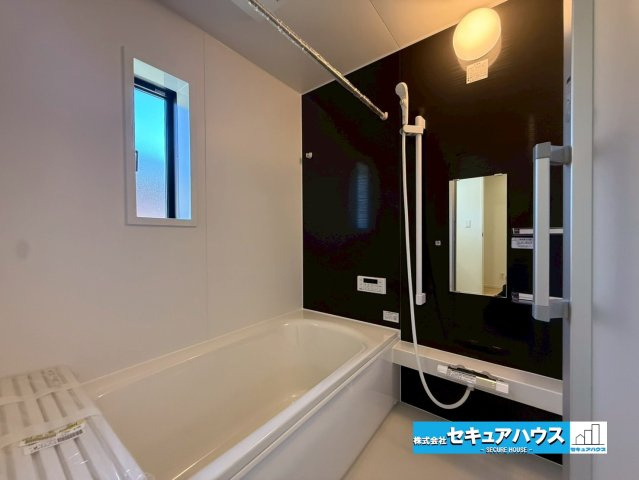 豊明市沓掛町川部 全3棟 の浴室|【浴室】
◆アクセントパネルで落ち着きのある雰囲気を演出します。毎日の疲れを癒やすバスタイムをお楽しみ下さい！
◆窓付きで、カビの繁殖を抑える効果があります。