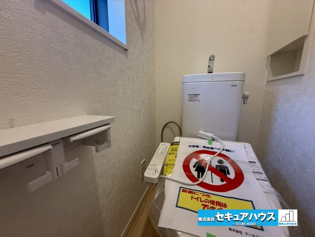 豊明市沓掛町川部 全3棟 のトイレ|【高機能トイレ】
◆高機能トイレの多くは便器のフタの開閉が自動であり、使用後に手動で水を流す面倒もなく非常に便利です。スタイリッシュな見た目で、お掃除しやすく、節水効果が高いです。
