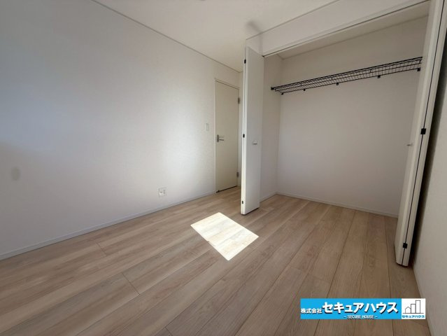 豊明市沓掛町川部 全3棟 の洋室|【洋室】
◆広々とした居住空間は日々の暮らしを彩り、心のやすらぎと満足感を与えてくれます。通風と採光を考慮した設計は子供たちはのびのび育ち、家族でくつろぎと団らんを生み出します。