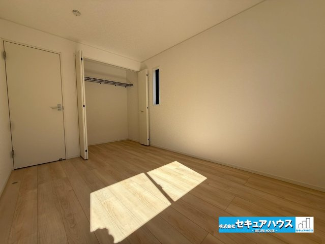 豊明市沓掛町川部 全3棟 の洋室|【洋室】
◆家族一人ひとりの大切なプライベート空間。趣味に合わせて使って頂けるようシンプルに仕上げてあります。暮らし心地を大きく左右する収納を、適材適所に配置し使い勝手を考慮しました。　