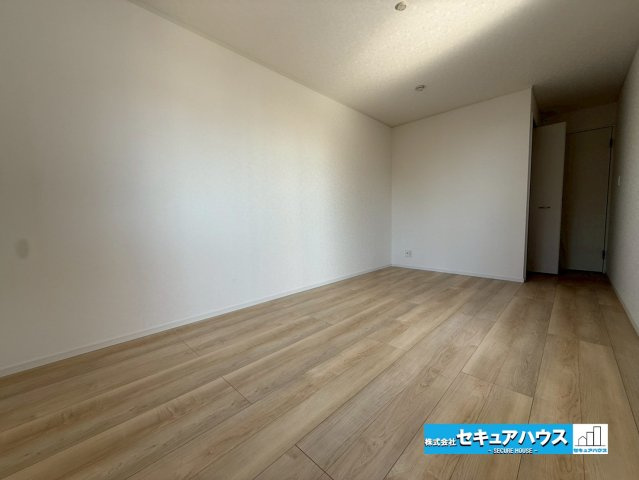 豊明市沓掛町川部 全3棟 の洋室|【洋室】
◆お子様のお部屋や主寝室、来客時の宿泊室、趣味のお部屋としてもご利用いただけます♪