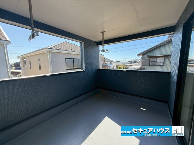 豊明市沓掛町川部 全3棟 のバルコニー|【バルコニー】
◆見晴らしもよく、太陽の温かな温もりをめいっぱい受け止めてくれます。
太陽の光と爽やかな風を受けたお洗濯物はあっという間に乾き、取りこむ時には太陽の匂いを感じられそうですね。　