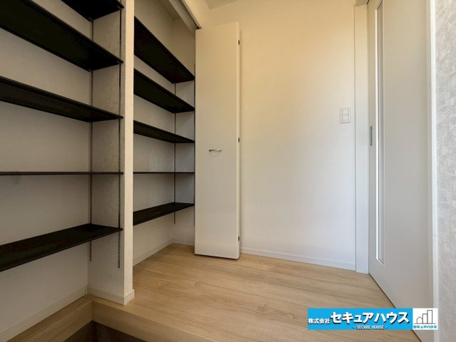 豊明市沓掛町川部 全3棟 の玄関|【玄関】
◆お家に出会う人々を迎える玄関だからこそ、広々清潔感あふれる空間にしたいものです。採光・通風にも配慮された設計で毎日明るい空間をキープします♪