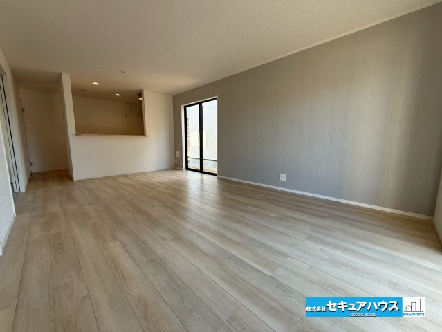 豊明市沓掛町川部 全3棟 の居間・リビング|【LDK】
◆通学から帰宅し、リビングルームで会話を楽しむ子ども達。リビングから臨む景色は太陽色に染まり、解放感溢れゆったりとしたひと時を過ごすことが出来る素敵な空間です。