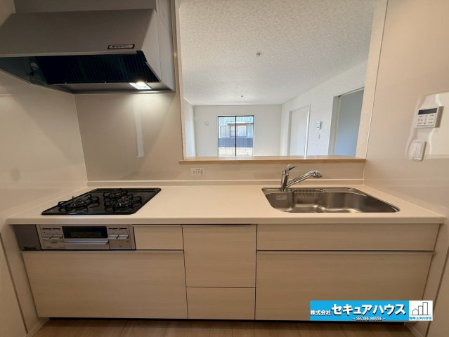 豊明市沓掛町川部 全3棟 のキッチン|【キッチン】
◆同時にたくさんの料理が調理できる。「焼く・蒸す・煮る」の工程を同時進行で進めることができるので、料理を素早く作ることができます。育児でバタバタ忙しいママに嬉しい♪