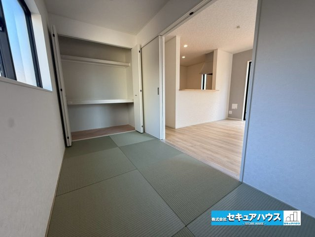 豊明市沓掛町川部 全3棟 の和室|【和室】
◆続き和室は多目的利用、家族のコミュニケーション促進、高齢者や子育て世帯への配慮、そしてリラックスできる空間の提供をすることができます。