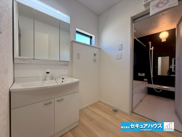 豊明市沓掛町川部 全3棟 の独立洗面台|【洗面台】
◆鏡の裏にはたっぷりと収納スペースを標準装備！
◆電源を付属しているのでドライヤーなど利用できます。