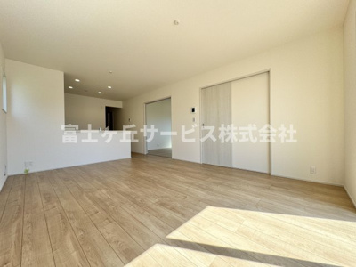 【居間・リビング】 | 焼津市高新田 新築一戸建て 1号棟 | リビングダイニングです
