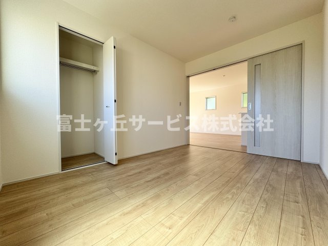【洋室】 | 焼津市高新田 新築一戸建て 1号棟 | リビングの隣にある洋室です