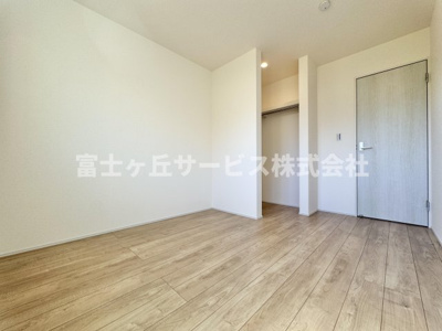 【洋室】 | 焼津市高新田 新築一戸建て 1号棟 | 収納もある洋室です
