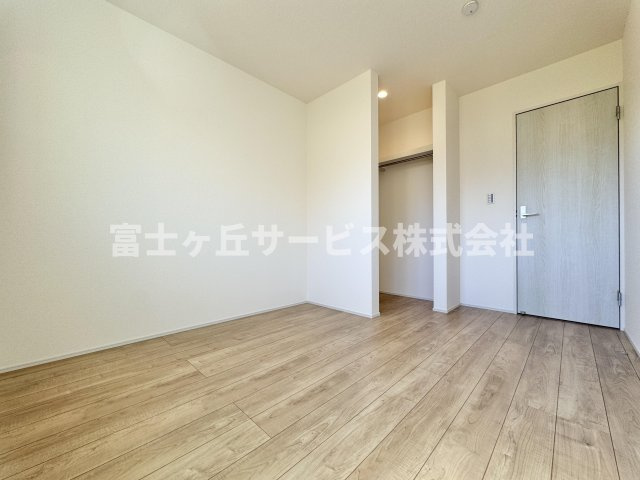 【洋室】 | 焼津市高新田 新築一戸建て 1号棟 | 収納もある洋室です