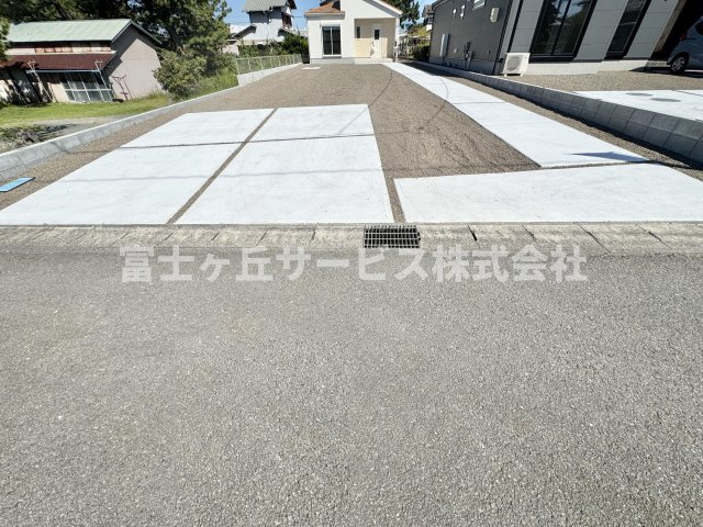 【駐車場】 | 焼津市高新田 新築一戸建て 1号棟 | 車種により2台駐車可能です