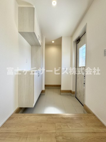 【玄関】 | 焼津市高新田 新築一戸建て 1号棟 | 収納もある玄関です