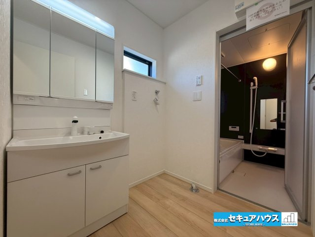 豊明市沓掛町川部 全3棟 の独立洗面台|【独立洗面化粧台】
良く通勤通学に向かえそうですね！鏡の裏にはたっぷりと収納スペースを標準装備！
◆電源を付属しているのでドライヤーなど利用できます。