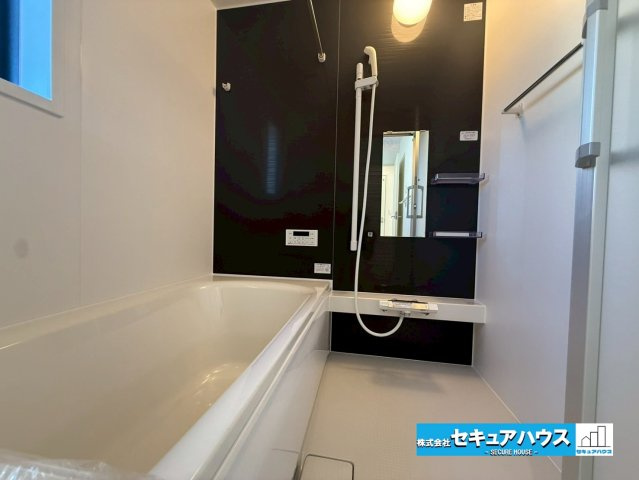 豊明市沓掛町川部 全3棟 の浴室|【浴室】
◆アクセントパネルで落ち着きのある雰囲気を演出します。毎日の疲れを癒やすバスタイムをお楽しみ下さい！
窓付きで、カビの繁殖を抑える効果があります。また、空間を明るく広く見せる効果もあります。