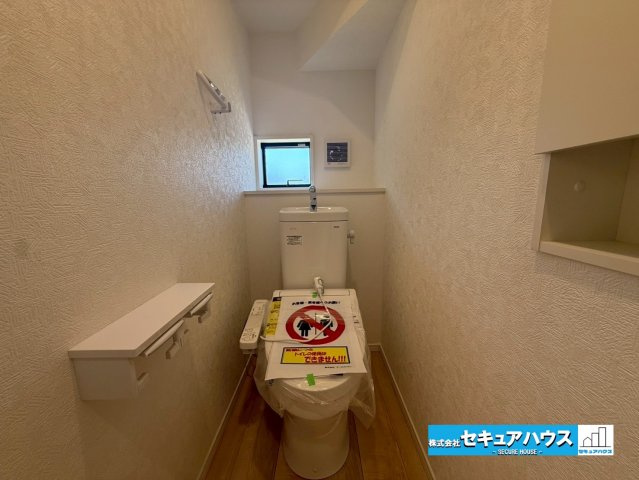 豊明市沓掛町川部 全3棟 のトイレ|【高機能トイレ】
◆高機能トイレの多くは便器のフタの開閉が自動であり、使用後に手動で水を流す面倒もなく非常に便利です。スタイリッシュな見た目で、お掃除しやすく、節水効果が高いです。