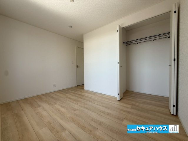 豊明市沓掛町川部 全3棟 の洋室|【洋室】
◆家族一人ひとりの大切なプライベート空間。趣味に合わせて使って頂けるようシンプルに仕上げてあります。暮らし心地を大きく左右する収納を、適材適所に配置し使い勝手を考慮しました。　