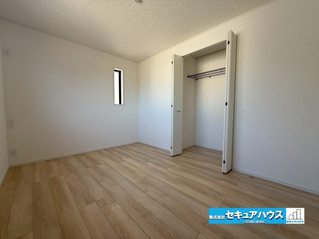 豊明市沓掛町川部 全3棟 の洋室|【洋室】
◆広々とした居住空間は日々の暮らしを彩り、心のやすらぎと満足感を与えてくれます。通風と採光を考慮した設計は子供たちはのびのび育ち、家族でくつろぎと団らんを生み出します。