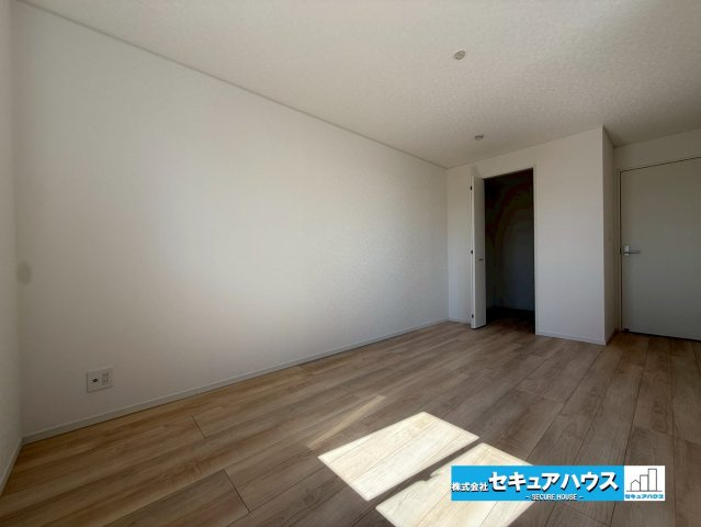 豊明市沓掛町川部 全3棟 の洋室|【洋室】
◆各居室収納のある住まいで収納上手な生活を実現！衣類だけでなく、箱物や思い出の品もたっぷり収納できますので、整理整頓もスムーズに。居室空間をより広々と使えます！