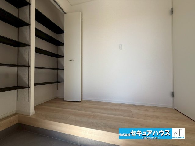 豊明市沓掛町川部 全3棟 の玄関|【玄関】
◆光が差し込み明るいです。気分も晴れやかになりますね。
◆玄関には、収納力のあるシューズボックスがございます。玄関まわりがすっきり片付きます。　