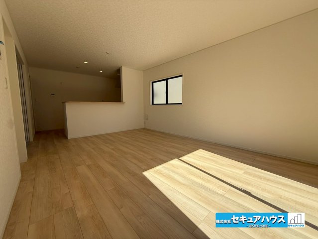 豊明市沓掛町川部 全3棟 の居間・リビング|【LDK】
◆通学から帰宅し、リビングルームで会話を楽しむ子ども達。リビングから臨む景色は太陽色に染まり、解放感溢れゆったりとしたひと時を過ごすことが出来る素敵な空間です。