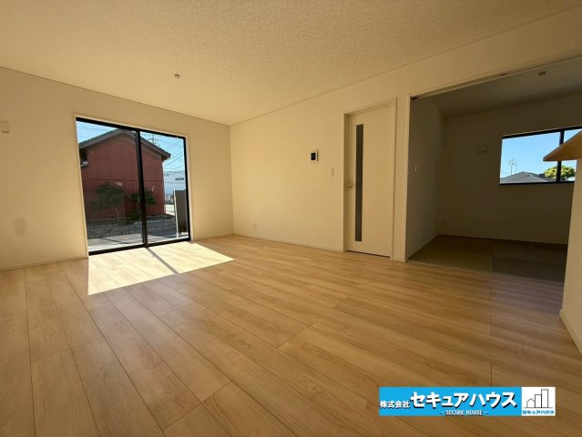 豊明市沓掛町川部 全3棟 の居間・リビング|【LDK】
◆日当たりが良く温かい広々リビングは家族の団らんスペースになります。