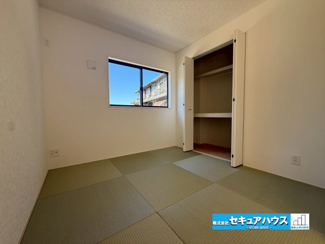 豊明市沓掛町川部 全3棟 の和室|【和室】
◆1階の続き和室の主なメリットは、多目的利用、家族のコミュニケーション促進、高齢者や子育て世帯への配慮、そしてリラックスできる空間の提供です。