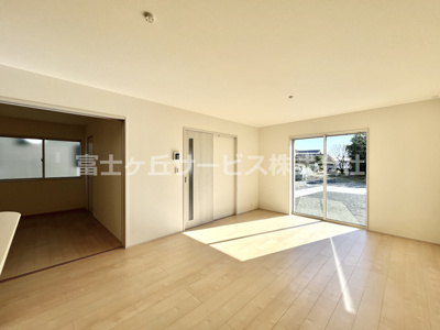 【居間・リビング】 | 牧之原市細江 7期 新築一戸建て 2号棟 | LDK16帖