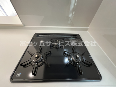 【キッチン】 | 牧之原市細江 7期 新築一戸建て 2号棟 | 3口ガスコンロ