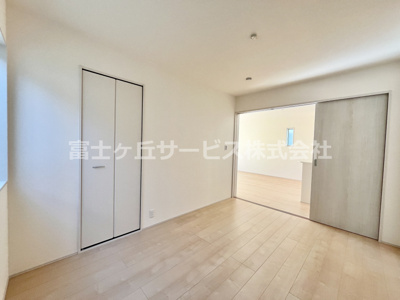 【洋室】 | 牧之原市細江 7期 新築一戸建て 2号棟 | LDK横の洋室