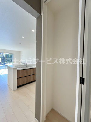 【収納】 | 牧之原市細江 7期 新築一戸建て 2号棟 | キッチン後ろの収納