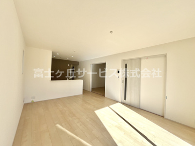 【居間・リビング】 | 牧之原市細江 7期 新築一戸建て 2号棟 | ゆったりとした居間です