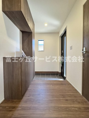 【玄関】 | 焼津市高新田 新築一戸建て 2号棟 | 収納もある玄関です