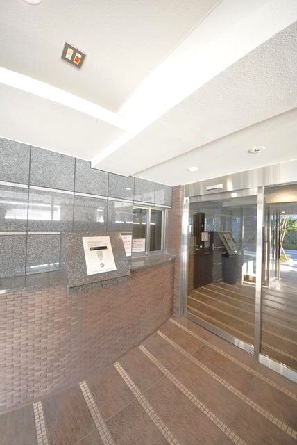 杉並区高井戸東４丁目の賃貸マンションのエントランス