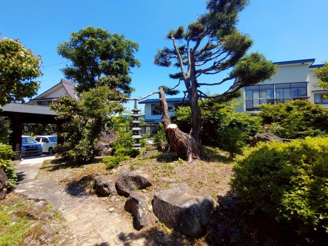 米沢市万世町桑山【中古住宅】の庭|お庭で自由な時間を過ごせます