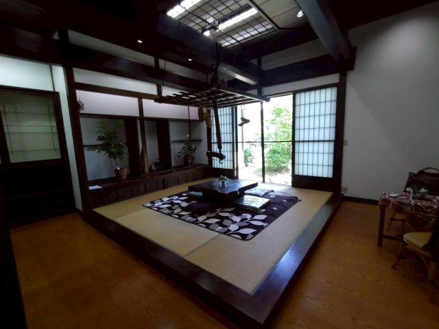 米沢市万世町桑山【中古住宅】の居間・リビング|大きなリビングは家族の団欒の場として家庭を包みます。