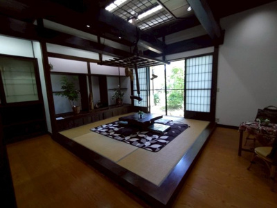 【居間・リビング】 | 米沢市万世町桑山【中古住宅】 | 大きなリビングは家族の団欒の場として家庭を包みます。