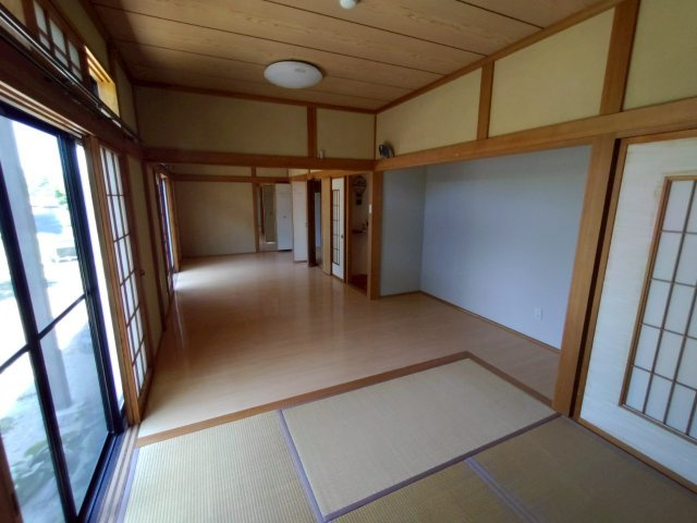 米沢市万世町桑山【中古住宅】の寝室|大きいベットを置いてもスペースの取れる寝室です。