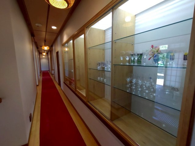 米沢市万世町桑山【中古住宅】の内装|飾り棚があり旅館のような雰囲気ある廊下です。
