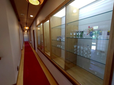 【内装】 | 米沢市万世町桑山【中古住宅】 | 飾り棚があり旅館のような雰囲気ある廊下です。