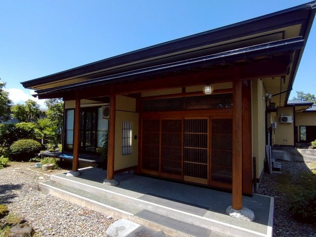 米沢市万世町桑山【中古住宅】の外観|広々ワイドなキッチンは料理がしやすく快適です。