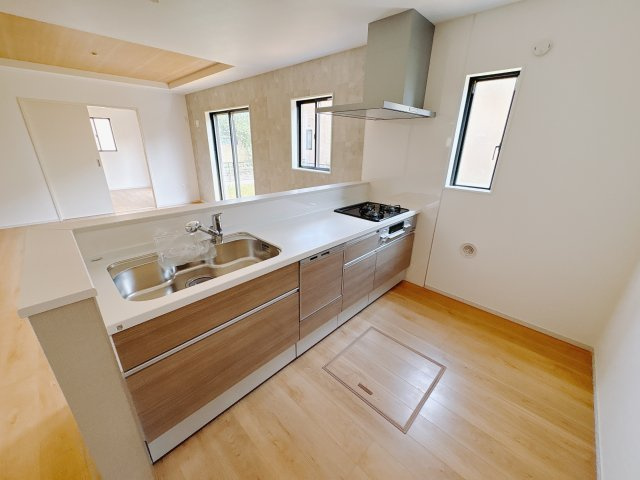 真岡市下高間木２期　新築住宅全２棟のキッチン|〇2号棟〇
リビングのお子様を見守りながらお料理ができる対面キッチン。家族の笑顔を見ながら作業ができ、安心と快適さを両立する住まいの中心になります。
※2025年7月撮影