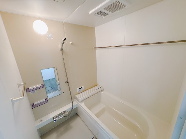 真岡市下高間木２期　新築住宅全２棟の浴室|〇2号棟〇
ゆったり広々とした浴室。浴室乾燥機付きで雨の日も洗濯物が気持ちよく乾きます。
※2025年7月撮影