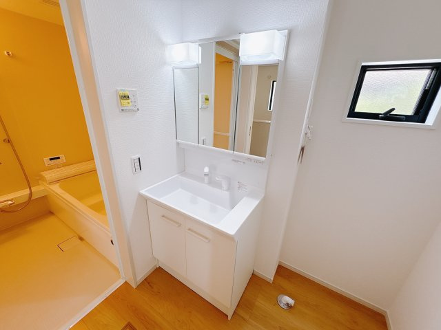 真岡市下高間木２期　新築住宅全２棟の独立洗面台|〇2号棟〇
洗面台は三面鏡付きで、身だしなみチェックもラクラク。収納力もたっぷりで、毎朝の準備が快適です。
※2025年7月撮影