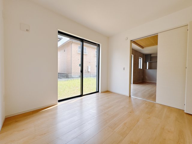 真岡市下高間木２期　新築住宅全２棟の洋室|〇2号棟　1F洋室5.2帖〇
リビング横の洋室もリビングと同じフローリングで統一感をもたせてありますので、開放するとより広い空間に感じていただけます♪
※2025年7月撮影