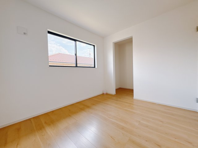 真岡市下高間木２期　新築住宅全２棟の洋室|〇2号棟・2階洋室〇
なんと2階の3部屋は全室扉のないオープンタイプのウォークインクローゼット付き！
出し入れしやすく、片付けもラクラク。おしゃれも整理整頓も叶えます。
※2025年7月撮影