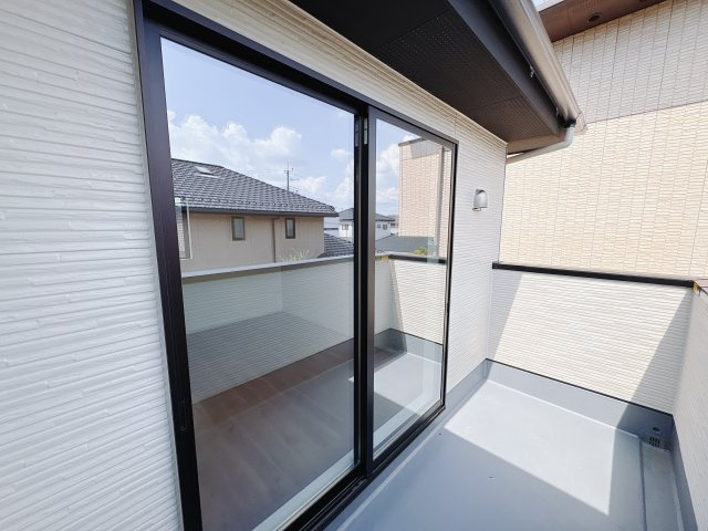 真岡市下高間木２期　新築住宅全２棟のバルコニー|〇2号棟　バルコニー〇
7.8帖洋室に繋がるバルコニー♪こちらはそれぞれの部屋から出入りできるプライベートバルコニーが２か所に設けてあります。気分転換に外の空気に触れるのも良いですね☆
