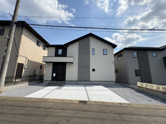 真岡市下高間木２期　新築住宅全２棟の前面道路含む現地写真|〇2号棟【4LDK+SIC+3WIC】
敷地面積72坪超え！セカンドカーや来客時も対応できる並列3台分のカースペース♪縦長リビングでご家族のコミュニケーションが取りやすい間取り。

